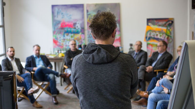 Philipp Klietz diskutiert mit Mitgliedern der Dienstleistungsgenossenschaft Eifel über Filme in der Unternehmenskommunikation.